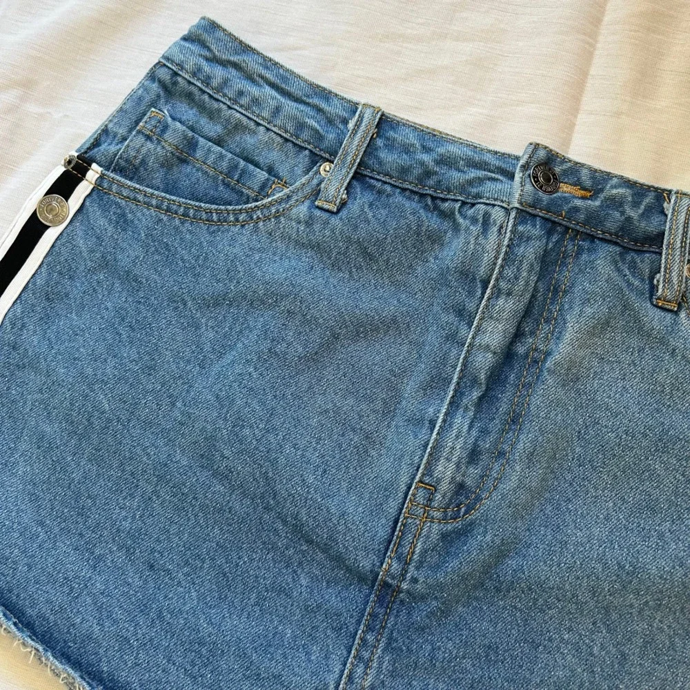 Forever 21 Denim Shorts Women XL Blue Side Stripe Snap Button Raw Hem High Rise